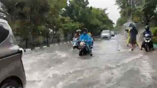 Hujan Sejak Pagi, Jalan di Jakarta Mulai Tergenang