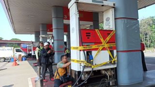 Mendag Segel SPBU di Karawang Barat